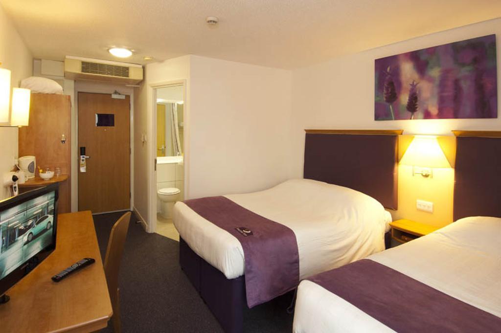 Premier Inn Manchester Airport Runger Lane South Room photo
